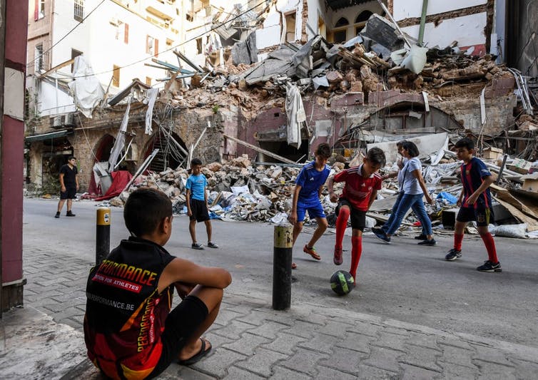 Des enfants dans les décombres du quartier de Gemmayzeh, à Beyrouth, le 28 août 2020