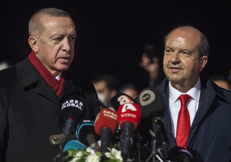 Le président turc Recep Tayyip Erdogan et le dirigeant chypriote turc Ersin Tatar