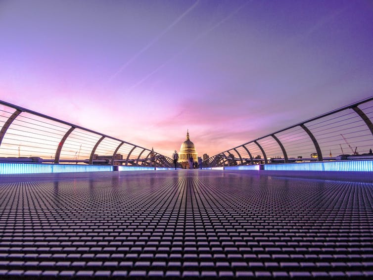 Vue sur le Millennium Bridge à Londres au crépuscule